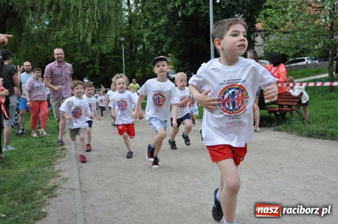 Zdjęcie w galerii na portalu naszraciborz.pl: Pół tysiąca dzieci i młodzieży na XI Biegu Profilaktycznym w parku im. Miasta Roth wiadomości z regionu