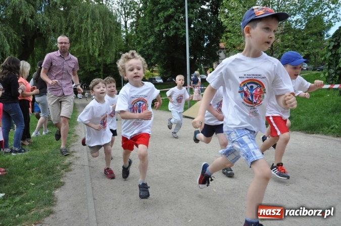 Zdjęcie w galerii na portalu naszraciborz.pl: Pół tysiąca dzieci i młodzieży na XI Biegu Profilaktycznym w parku im. Miasta Roth wiadomości z regionu