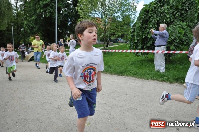Zdjęcie w galerii na portalu naszraciborz.pl: Pół tysiąca dzieci i młodzieży na XI Biegu Profilaktycznym w parku im. Miasta Roth wiadomości z regionu