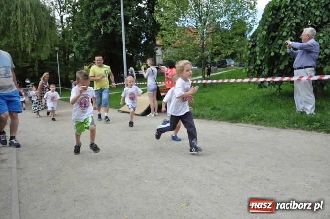 Zdjęcie w galerii na portalu naszraciborz.pl: Pół tysiąca dzieci i młodzieży na XI Biegu Profilaktycznym w parku im. Miasta Roth wiadomości z regionu