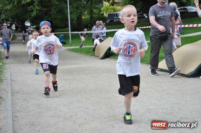 Zdjęcie w galerii na portalu naszraciborz.pl: Pół tysiąca dzieci i młodzieży na XI Biegu Profilaktycznym w parku im. Miasta Roth wiadomości z regionu