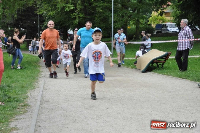 Zdjęcie w galerii na portalu naszraciborz.pl: Pół tysiąca dzieci i młodzieży na XI Biegu Profilaktycznym w parku im. Miasta Roth wiadomości z regionu