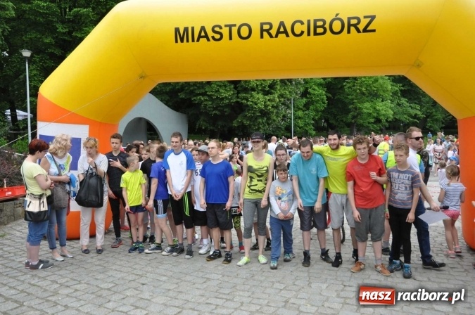 Zdjęcie w galerii na portalu naszraciborz.pl: Pół tysiąca dzieci i młodzieży na XI Biegu Profilaktycznym w parku im. Miasta Roth wiadomości z regionu