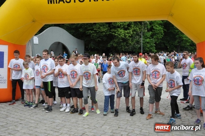 Zdjęcie w galerii na portalu naszraciborz.pl: Pół tysiąca dzieci i młodzieży na XI Biegu Profilaktycznym w parku im. Miasta Roth wiadomości z regionu