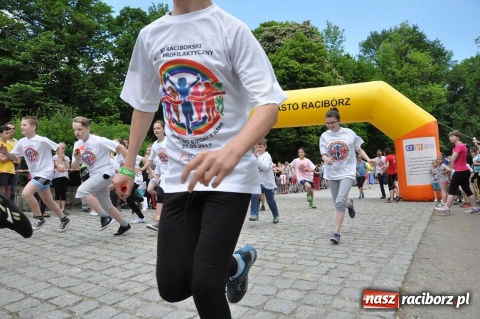 Zdjęcie w galerii na portalu naszraciborz.pl: Pół tysiąca dzieci i młodzieży na XI Biegu Profilaktycznym w parku im. Miasta Roth wiadomości z regionu