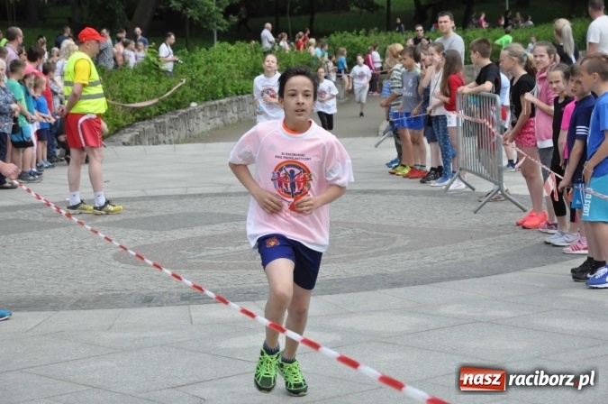 Zdjęcie w galerii na portalu naszraciborz.pl: Pół tysiąca dzieci i młodzieży na XI Biegu Profilaktycznym w parku im. Miasta Roth wiadomości z regionu