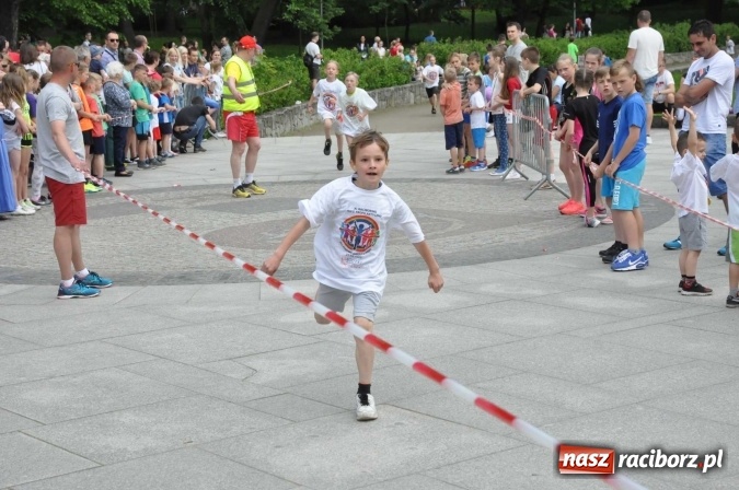 Zdjęcie w galerii na portalu naszraciborz.pl: Pół tysiąca dzieci i młodzieży na XI Biegu Profilaktycznym w parku im. Miasta Roth wiadomości z regionu