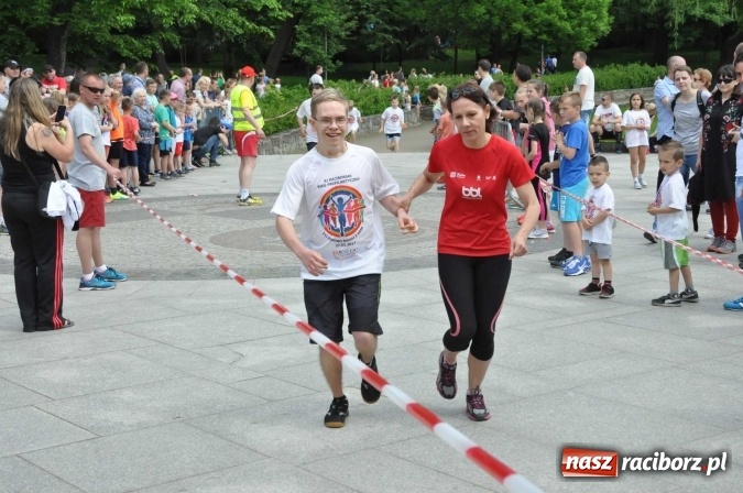 Zdjęcie w galerii na portalu naszraciborz.pl: Pół tysiąca dzieci i młodzieży na XI Biegu Profilaktycznym w parku im. Miasta Roth wiadomości z regionu