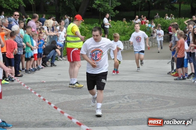 Zdjęcie w galerii na portalu naszraciborz.pl: Pół tysiąca dzieci i młodzieży na XI Biegu Profilaktycznym w parku im. Miasta Roth wiadomości z regionu