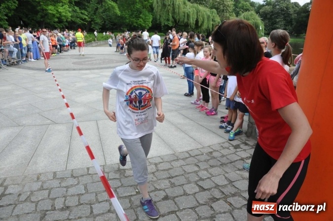 Zdjęcie w galerii na portalu naszraciborz.pl: Pół tysiąca dzieci i młodzieży na XI Biegu Profilaktycznym w parku im. Miasta Roth wiadomości z regionu