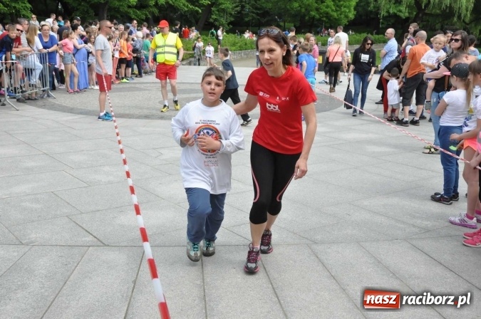 Zdjęcie w galerii na portalu naszraciborz.pl: Pół tysiąca dzieci i młodzieży na XI Biegu Profilaktycznym w parku im. Miasta Roth wiadomości z regionu