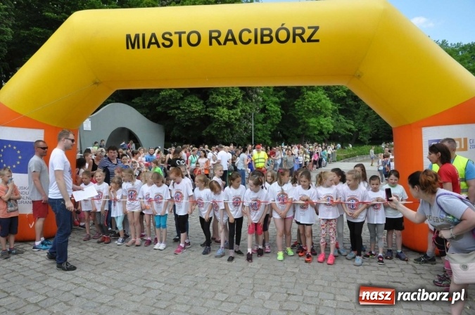 Zdjęcie w galerii na portalu naszraciborz.pl: Pół tysiąca dzieci i młodzieży na XI Biegu Profilaktycznym w parku im. Miasta Roth wiadomości z regionu