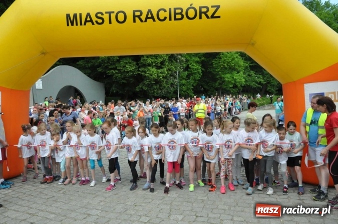 Zdjęcie w galerii na portalu naszraciborz.pl: Pół tysiąca dzieci i młodzieży na XI Biegu Profilaktycznym w parku im. Miasta Roth wiadomości z regionu