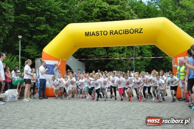 Zdjęcie w galerii na portalu naszraciborz.pl: Pół tysiąca dzieci i młodzieży na XI Biegu Profilaktycznym w parku im. Miasta Roth wiadomości z regionu