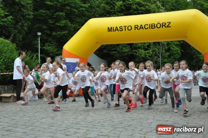 Zdjęcie w galerii na portalu naszraciborz.pl: Pół tysiąca dzieci i młodzieży na XI Biegu Profilaktycznym w parku im. Miasta Roth wiadomości z regionu