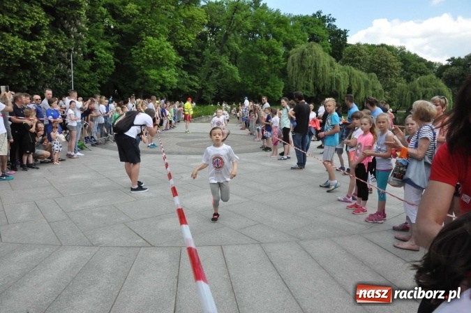Zdjęcie w galerii na portalu naszraciborz.pl: Pół tysiąca dzieci i młodzieży na XI Biegu Profilaktycznym w parku im. Miasta Roth wiadomości z regionu