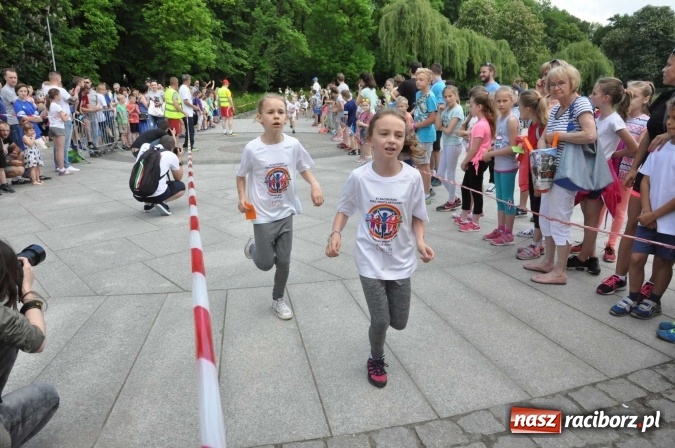 Zdjęcie w galerii na portalu naszraciborz.pl: Pół tysiąca dzieci i młodzieży na XI Biegu Profilaktycznym w parku im. Miasta Roth wiadomości z regionu