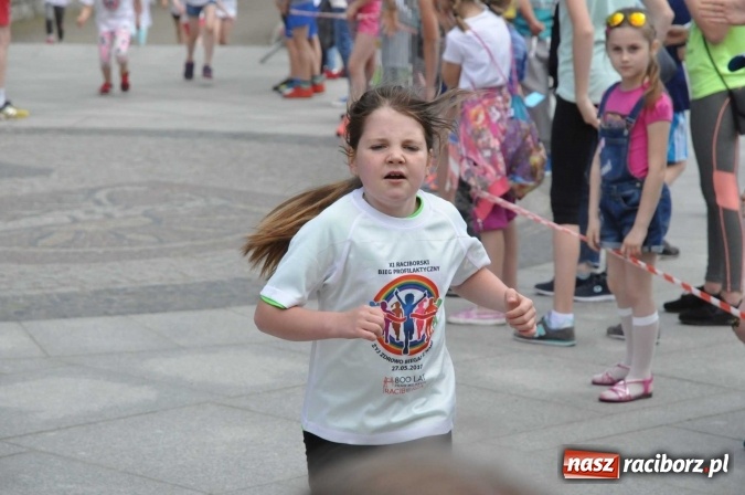 Zdjęcie w galerii na portalu naszraciborz.pl: Pół tysiąca dzieci i młodzieży na XI Biegu Profilaktycznym w parku im. Miasta Roth wiadomości z regionu