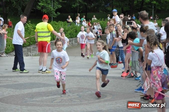 Zdjęcie w galerii na portalu naszraciborz.pl: Pół tysiąca dzieci i młodzieży na XI Biegu Profilaktycznym w parku im. Miasta Roth wiadomości z regionu