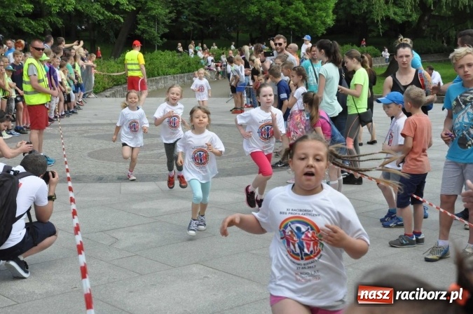 Zdjęcie w galerii na portalu naszraciborz.pl: Pół tysiąca dzieci i młodzieży na XI Biegu Profilaktycznym w parku im. Miasta Roth wiadomości z regionu