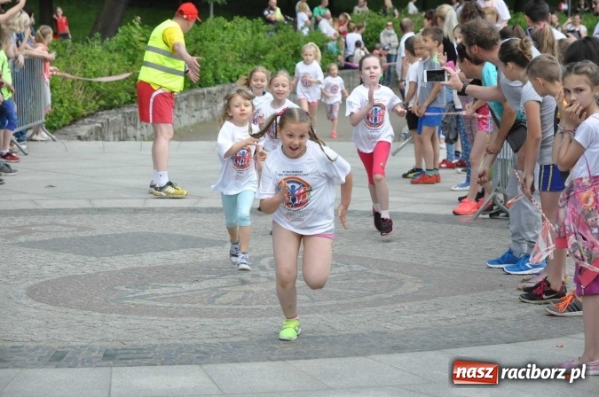 Zdjęcie w galerii na portalu naszraciborz.pl: Pół tysiąca dzieci i młodzieży na XI Biegu Profilaktycznym w parku im. Miasta Roth wiadomości z regionu