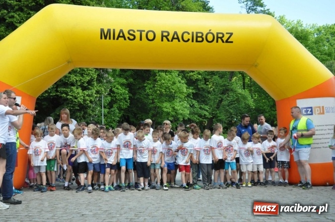 Zdjęcie w galerii na portalu naszraciborz.pl: Pół tysiąca dzieci i młodzieży na XI Biegu Profilaktycznym w parku im. Miasta Roth wiadomości z regionu