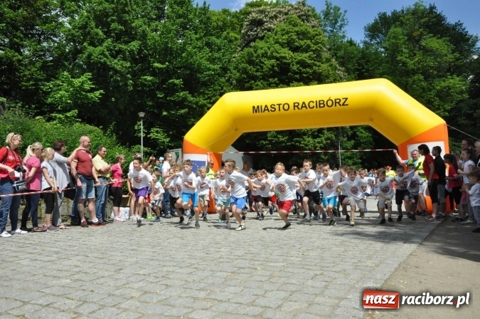 Zdjęcie w galerii na portalu naszraciborz.pl: Pół tysiąca dzieci i młodzieży na XI Biegu Profilaktycznym w parku im. Miasta Roth wiadomości z regionu