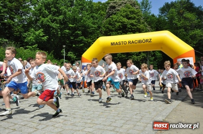 Zdjęcie w galerii na portalu naszraciborz.pl: Pół tysiąca dzieci i młodzieży na XI Biegu Profilaktycznym w parku im. Miasta Roth wiadomości z regionu