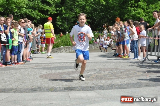 Zdjęcie w galerii na portalu naszraciborz.pl: Pół tysiąca dzieci i młodzieży na XI Biegu Profilaktycznym w parku im. Miasta Roth wiadomości z regionu
