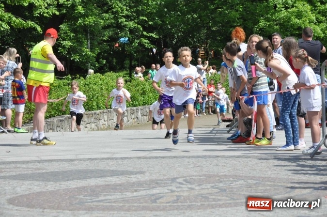 Zdjęcie w galerii na portalu naszraciborz.pl: Pół tysiąca dzieci i młodzieży na XI Biegu Profilaktycznym w parku im. Miasta Roth wiadomości z regionu