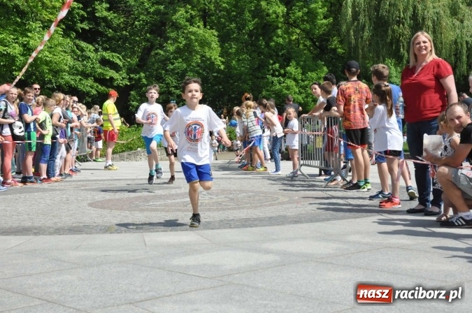 Zdjęcie w galerii na portalu naszraciborz.pl: Pół tysiąca dzieci i młodzieży na XI Biegu Profilaktycznym w parku im. Miasta Roth wiadomości z regionu