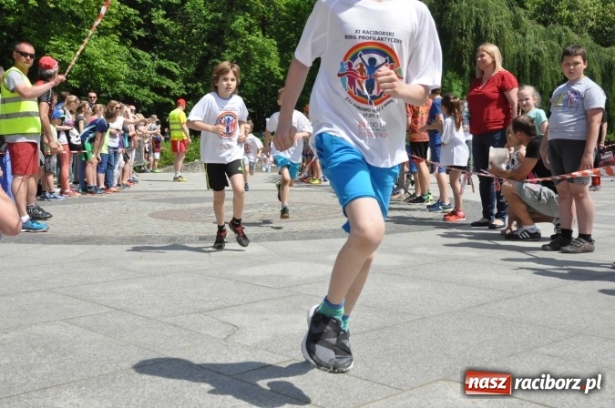 Zdjęcie w galerii na portalu naszraciborz.pl: Pół tysiąca dzieci i młodzieży na XI Biegu Profilaktycznym w parku im. Miasta Roth wiadomości z regionu