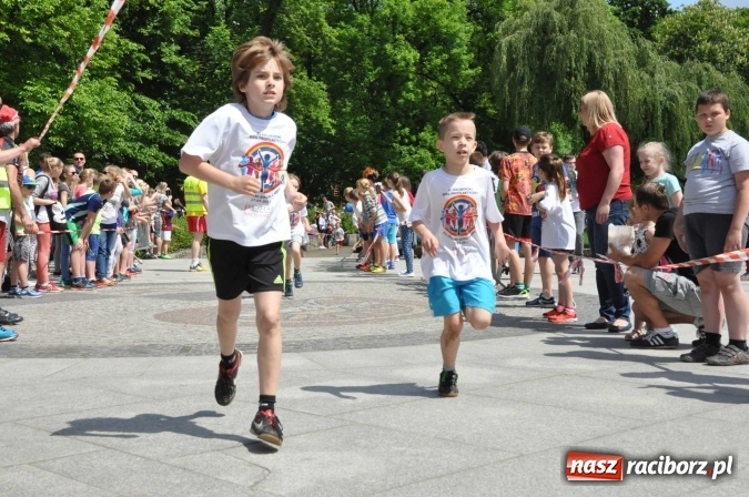 Zdjęcie w galerii na portalu naszraciborz.pl: Pół tysiąca dzieci i młodzieży na XI Biegu Profilaktycznym w parku im. Miasta Roth wiadomości z regionu