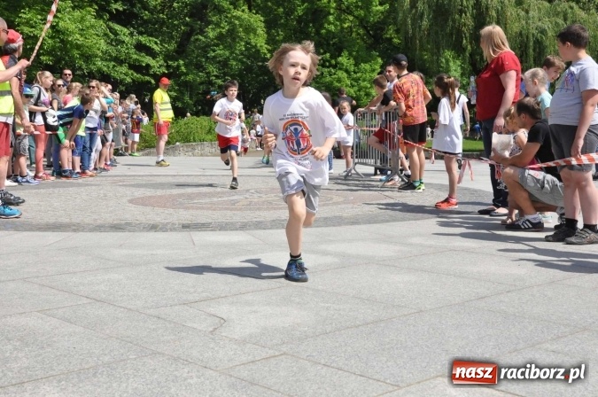 Zdjęcie w galerii na portalu naszraciborz.pl: Pół tysiąca dzieci i młodzieży na XI Biegu Profilaktycznym w parku im. Miasta Roth wiadomości z regionu