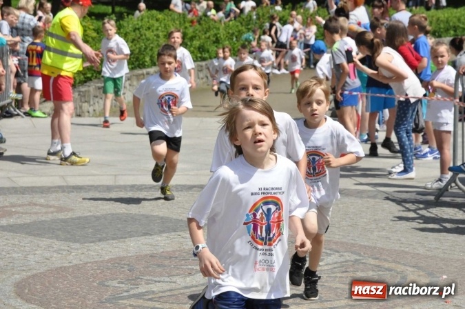 Zdjęcie w galerii na portalu naszraciborz.pl: Pół tysiąca dzieci i młodzieży na XI Biegu Profilaktycznym w parku im. Miasta Roth wiadomości z regionu