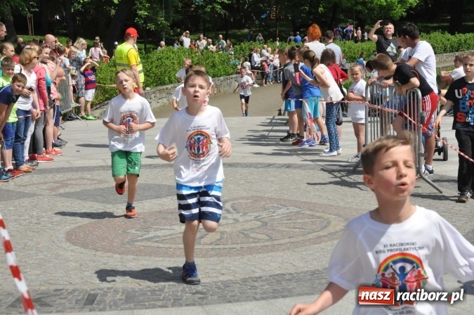 Zdjęcie w galerii na portalu naszraciborz.pl: Pół tysiąca dzieci i młodzieży na XI Biegu Profilaktycznym w parku im. Miasta Roth wiadomości z regionu