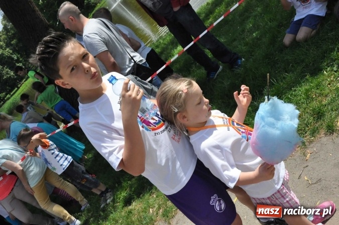 Zdjęcie w galerii na portalu naszraciborz.pl: Pół tysiąca dzieci i młodzieży na XI Biegu Profilaktycznym w parku im. Miasta Roth wiadomości z regionu