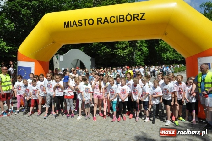 Zdjęcie w galerii na portalu naszraciborz.pl: Pół tysiąca dzieci i młodzieży na XI Biegu Profilaktycznym w parku im. Miasta Roth wiadomości z regionu