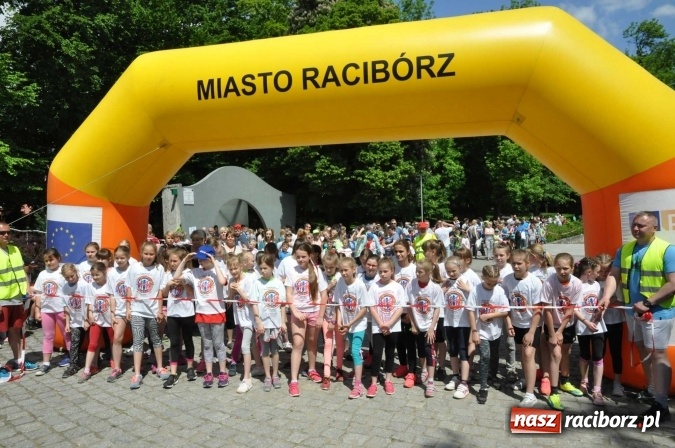 Zdjęcie w galerii na portalu naszraciborz.pl: Pół tysiąca dzieci i młodzieży na XI Biegu Profilaktycznym w parku im. Miasta Roth wiadomości z regionu