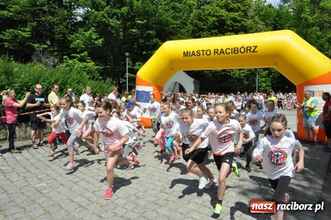 Zdjęcie w galerii na portalu naszraciborz.pl: Pół tysiąca dzieci i młodzieży na XI Biegu Profilaktycznym w parku im. Miasta Roth wiadomości z regionu