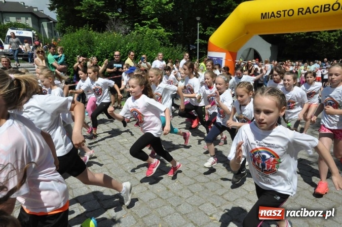 Zdjęcie w galerii na portalu naszraciborz.pl: Pół tysiąca dzieci i młodzieży na XI Biegu Profilaktycznym w parku im. Miasta Roth wiadomości z regionu