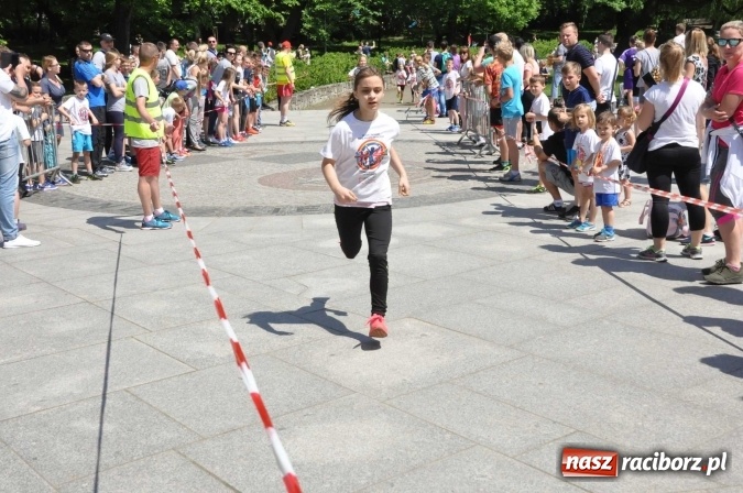 Zdjęcie w galerii na portalu naszraciborz.pl: Pół tysiąca dzieci i młodzieży na XI Biegu Profilaktycznym w parku im. Miasta Roth wiadomości z regionu