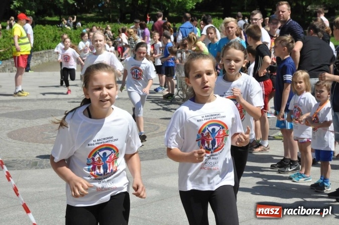Zdjęcie w galerii na portalu naszraciborz.pl: Pół tysiąca dzieci i młodzieży na XI Biegu Profilaktycznym w parku im. Miasta Roth wiadomości z regionu