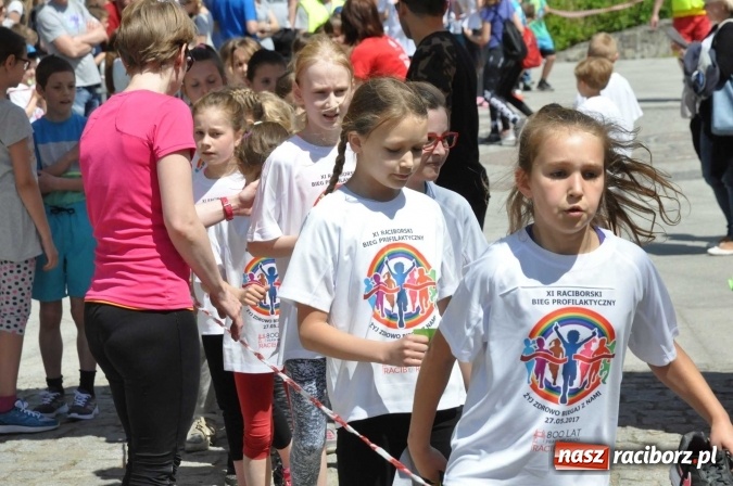 Zdjęcie w galerii na portalu naszraciborz.pl: Pół tysiąca dzieci i młodzieży na XI Biegu Profilaktycznym w parku im. Miasta Roth wiadomości z regionu