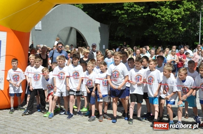 Zdjęcie w galerii na portalu naszraciborz.pl: Pół tysiąca dzieci i młodzieży na XI Biegu Profilaktycznym w parku im. Miasta Roth wiadomości z regionu