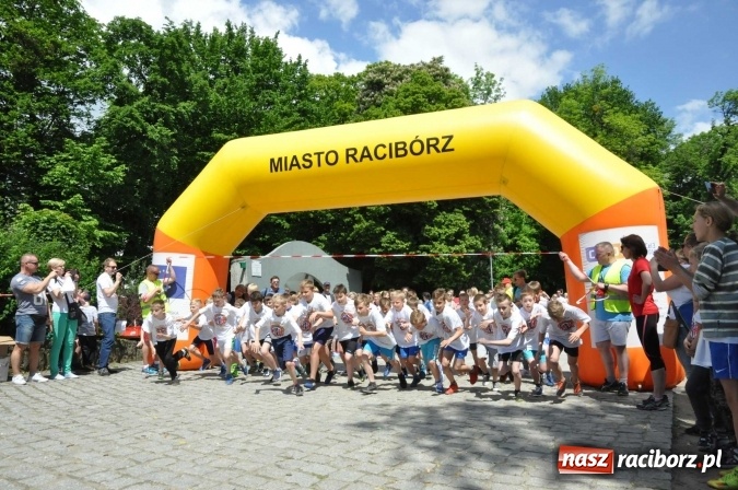Zdjęcie w galerii na portalu naszraciborz.pl: Pół tysiąca dzieci i młodzieży na XI Biegu Profilaktycznym w parku im. Miasta Roth wiadomości z regionu
