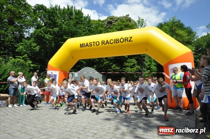 Zdjęcie w galerii na portalu naszraciborz.pl: Pół tysiąca dzieci i młodzieży na XI Biegu Profilaktycznym w parku im. Miasta Roth wiadomości z regionu