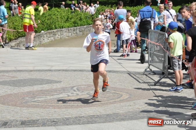 Zdjęcie w galerii na portalu naszraciborz.pl: Pół tysiąca dzieci i młodzieży na XI Biegu Profilaktycznym w parku im. Miasta Roth wiadomości z regionu