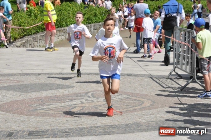 Zdjęcie w galerii na portalu naszraciborz.pl: Pół tysiąca dzieci i młodzieży na XI Biegu Profilaktycznym w parku im. Miasta Roth wiadomości z regionu
