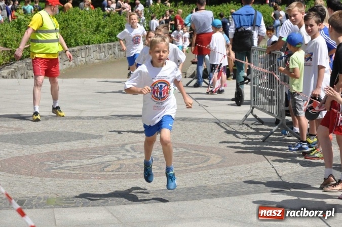 Zdjęcie w galerii na portalu naszraciborz.pl: Pół tysiąca dzieci i młodzieży na XI Biegu Profilaktycznym w parku im. Miasta Roth wiadomości z regionu